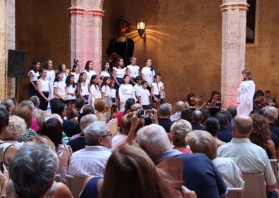 Imagen secundaria 1 - Varios momentos del acto con las seis finalistas. 