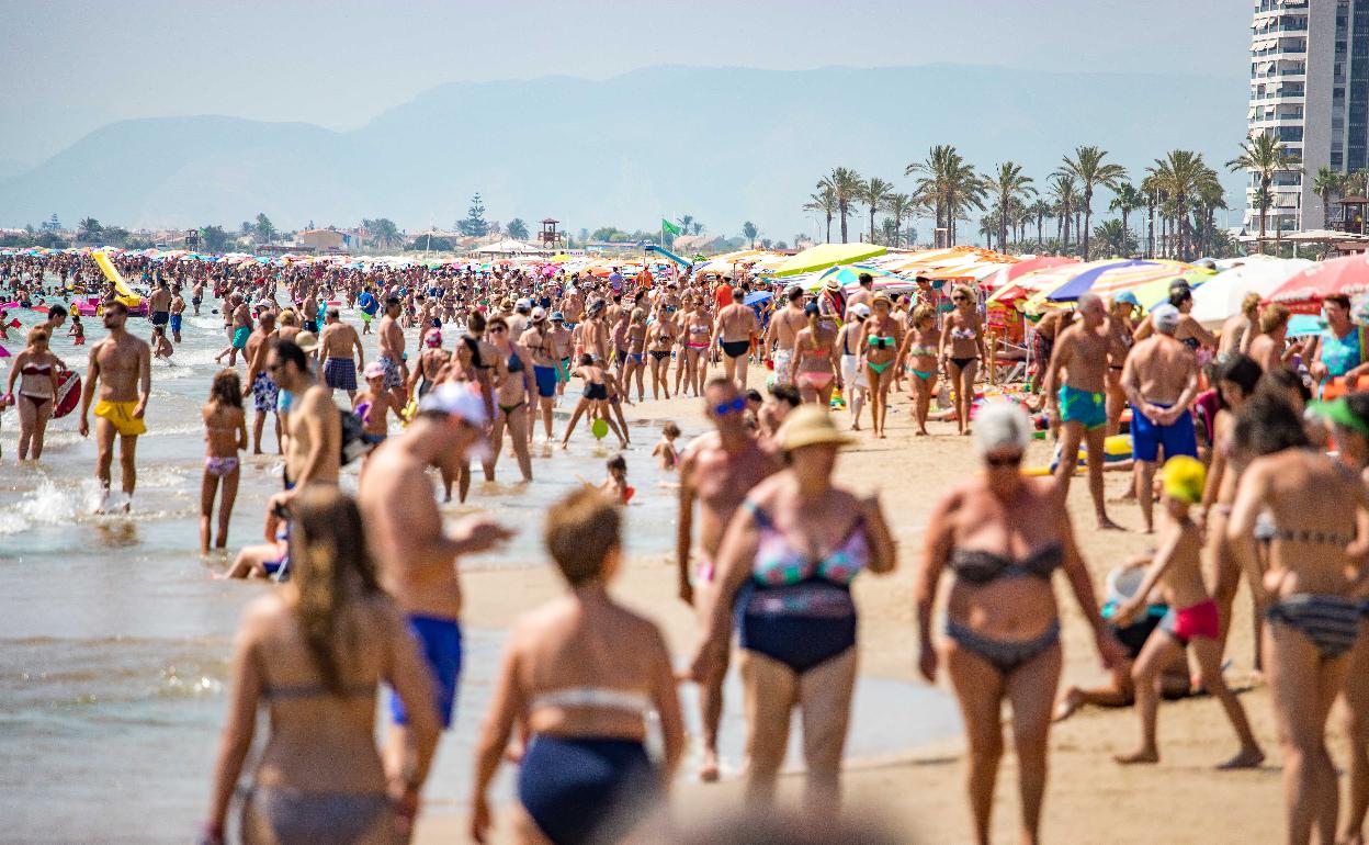 Turistas llenan las playas de Cullera. 