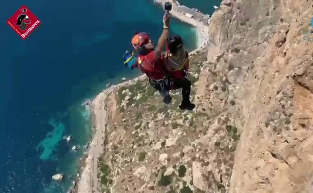 Captura de pantalla del momento en el que ascienden a la herida hacia el helicóptero. 