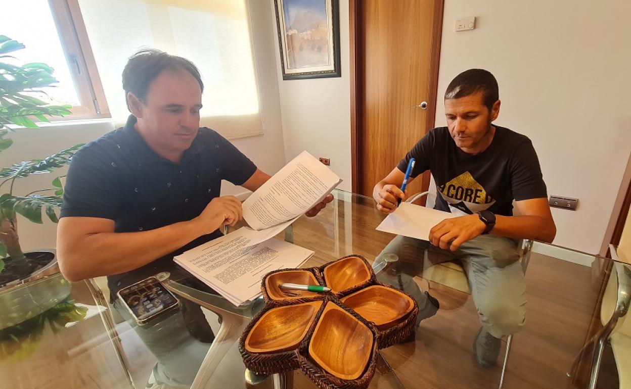 Juanfran Pérez Llorca junto al técnico municipal de Educación