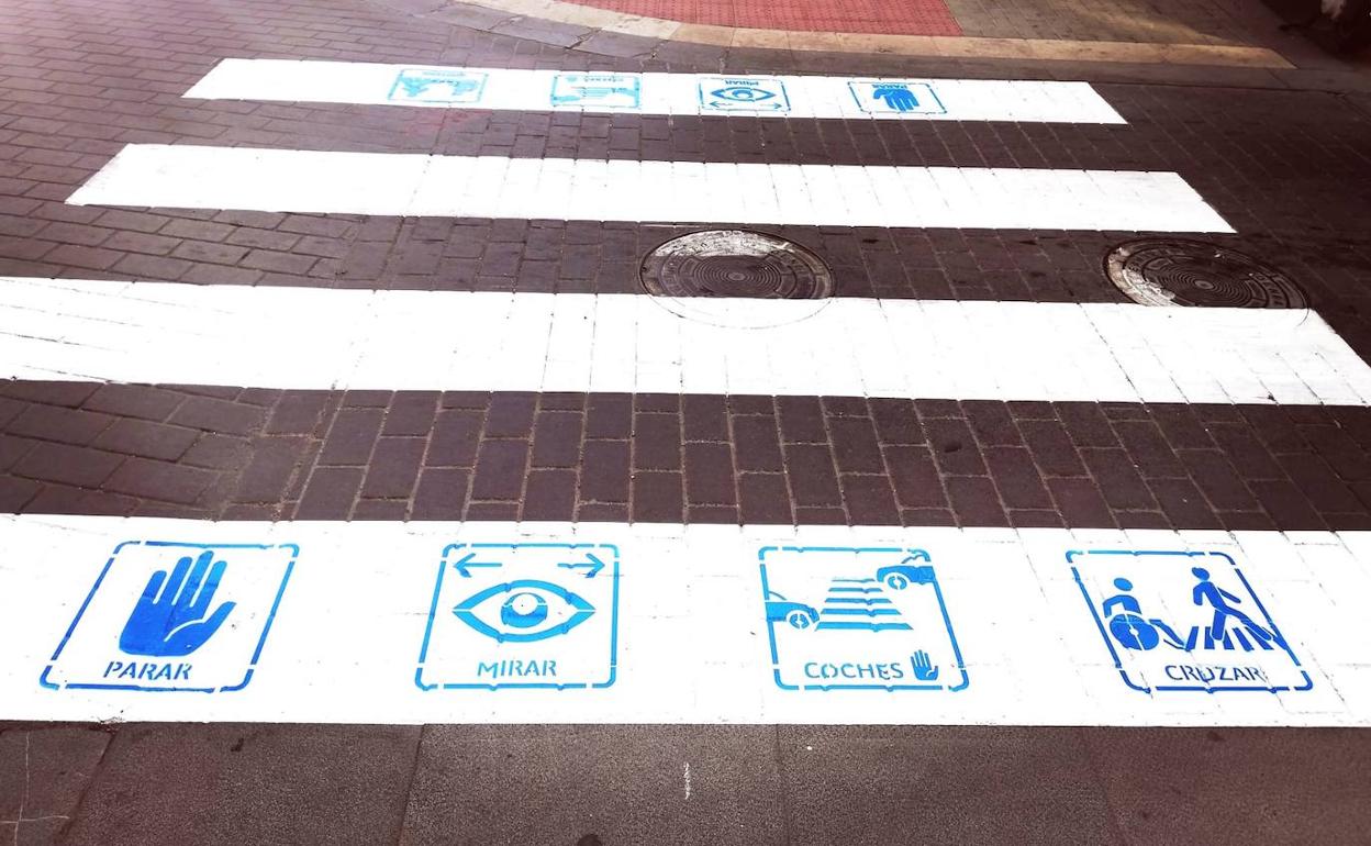 Los pictogramas pintados en un paso de peatones de Dénia. 