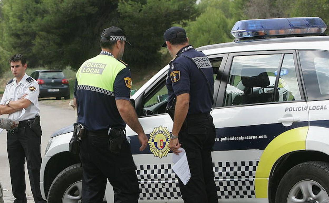 Imagen de archivo de dos policías locales de Paterna. 