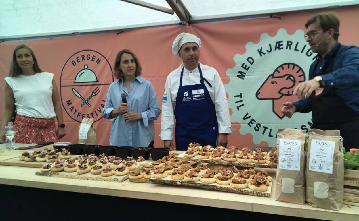 El profesor Vicent Almela ante las cocas elaboradas para la degustación en Bergen. 