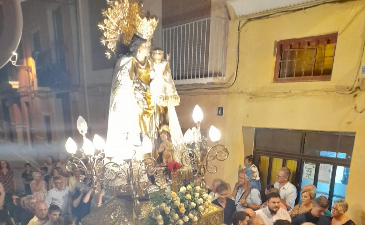 La imagen peregrina de la Virgen de los Desamparados fue procesionada por las calles de Xàtiva. 