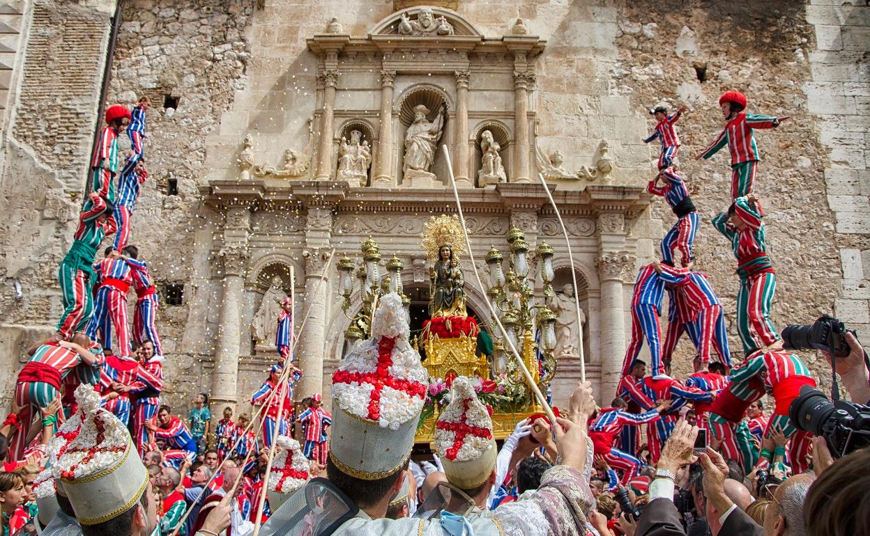 Danzas ante la basílica de Algemesí. 