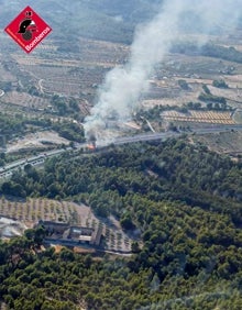 Imagen secundaria 2 - El incendio se dio por extinguido a las 23.40 h del pasado lunes. 