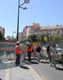 Imagen secundaria 2 - Imagen actual de las edificaciones y solares, detalle de cómo quedará y Sandra Gómez en la visita a las obras. 