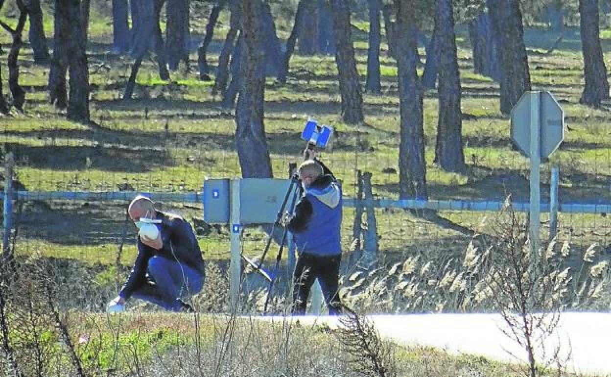 Agentes de la Guardia Civil recrean un accidente en la zona donde apareció el cadáver. 