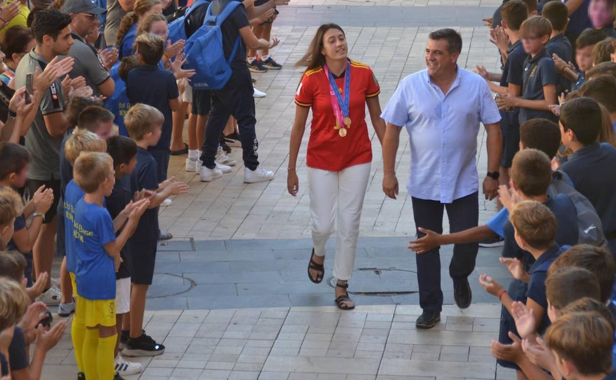 Los jugadores de la FB Escuela Municipal de  Dénia haciendo el pasillo a Fiamma. 