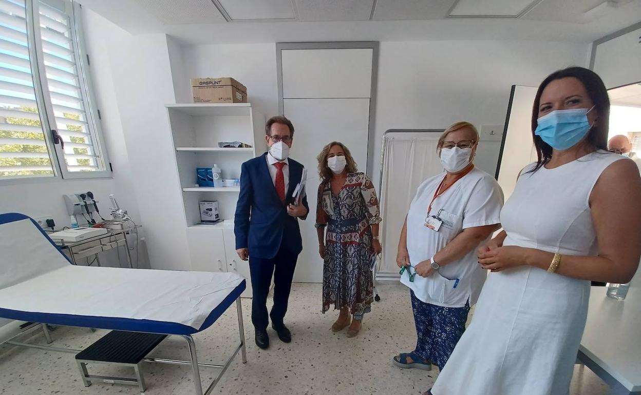 El conseller, Miguel Mínguez, visita el centro junto al alcaldesa, Amparo Orts. 