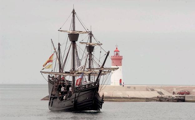 Imagen principal - Arriba, réplica de la nao Victoria; en el centro, monumento a Elcano en Getaria; y abajo detalle de la embarcación, en el puerto de Tarragona.