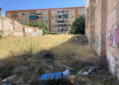 Imagen secundaria 1 - Sandra Gómez, junto al tapón de la vergüenza, solar y edificio donde se construirá. 