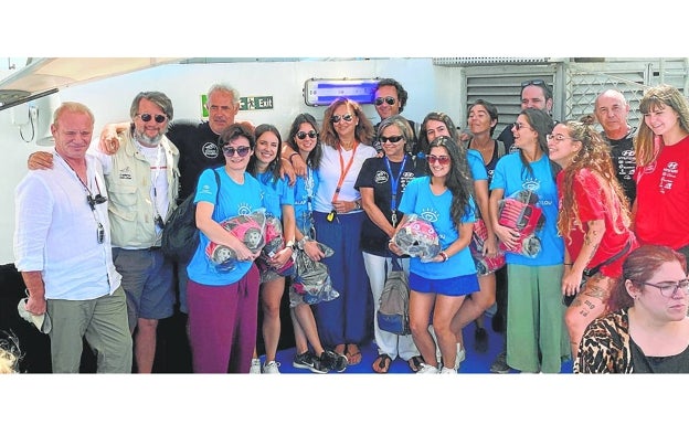 El equipo de la organización con las voluntarias de Alain Afflelou en la despedida de la aventura.