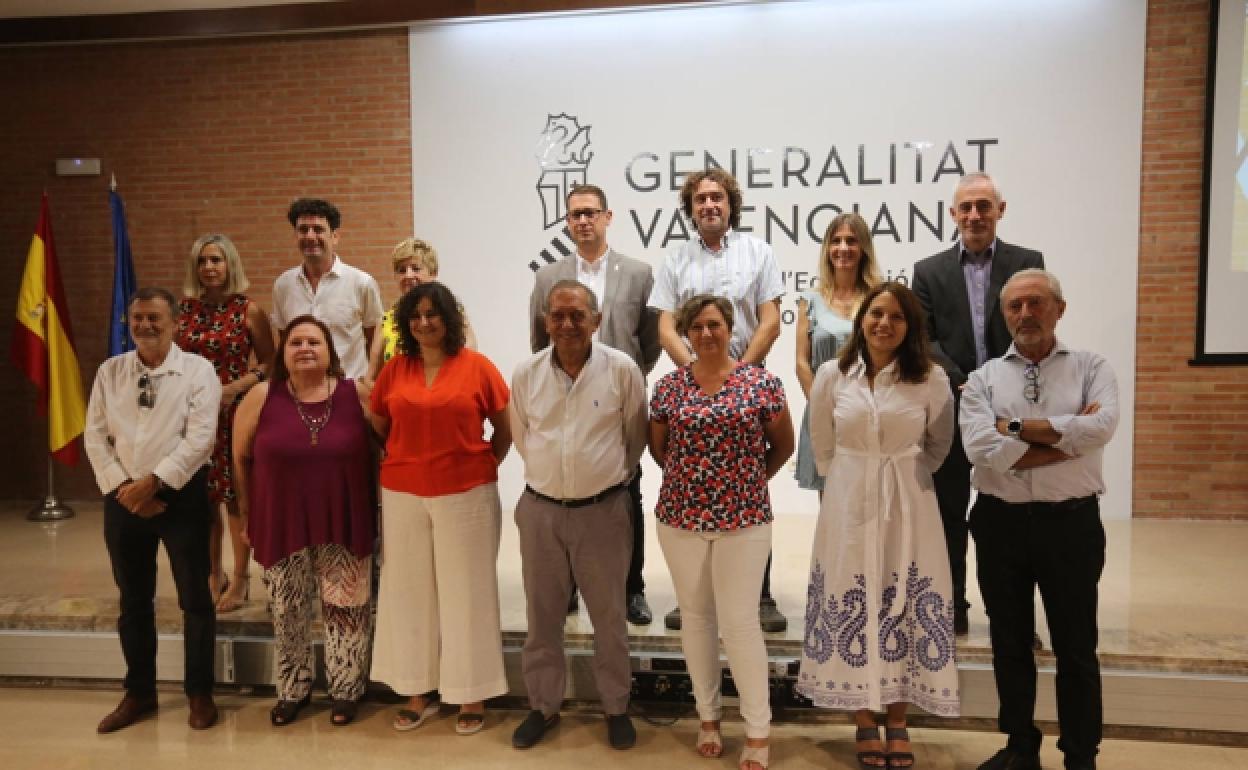 Raquel Tamarit y Miguel Soler, en el centro, junto al equipo de dirección de la conselleria. 