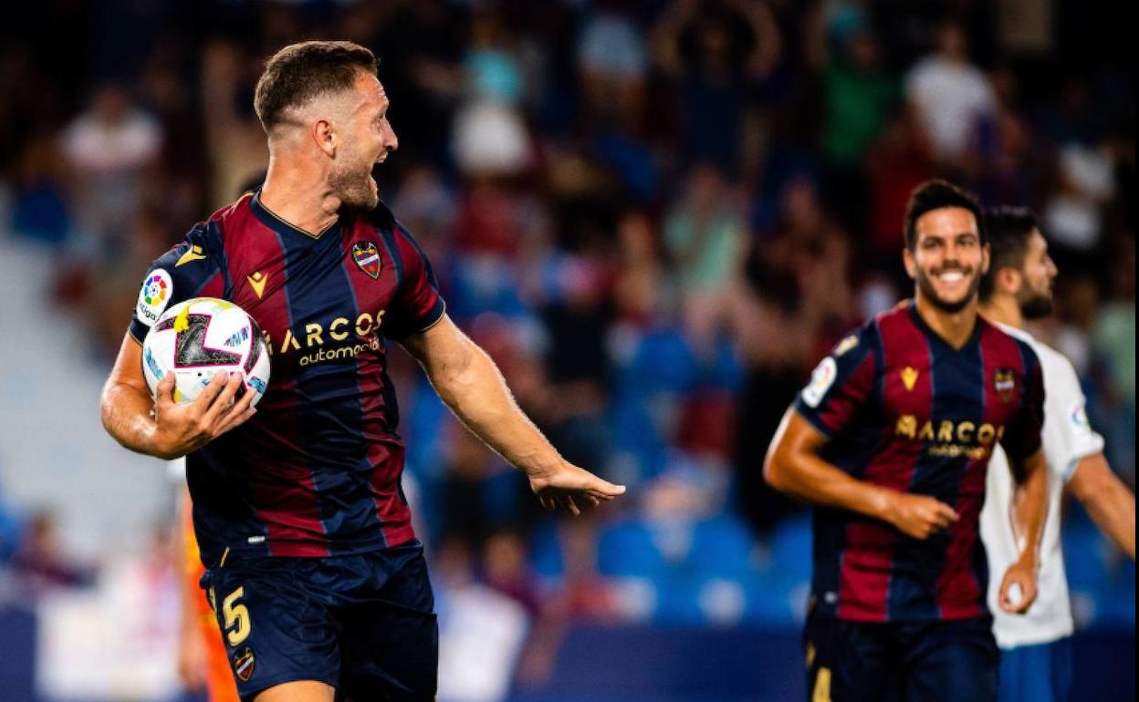 Shkodran Mustafi celebra el gol que marcó ante el Tenerife.