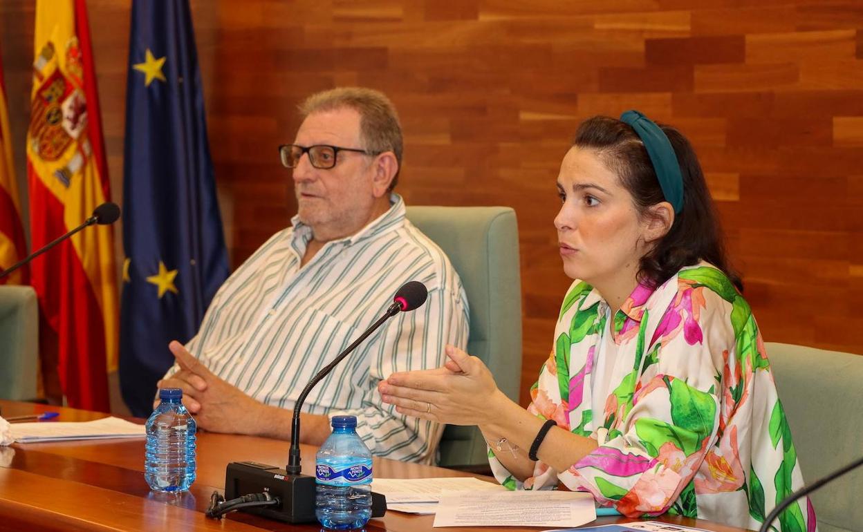 La concejala de Educación, Patricia Sáez, y el alcalde, Jesús Ros, en la rueda de prensa. 