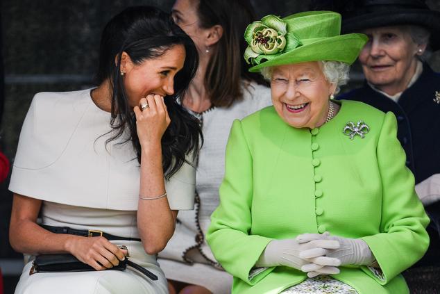 La reina junto a Meghan Markle. Markle y el príncipe Harry, duques de Sussex, han protagonizado varios escándalos en los últimos años, como cuando renunciaron a sus privilegios reales.