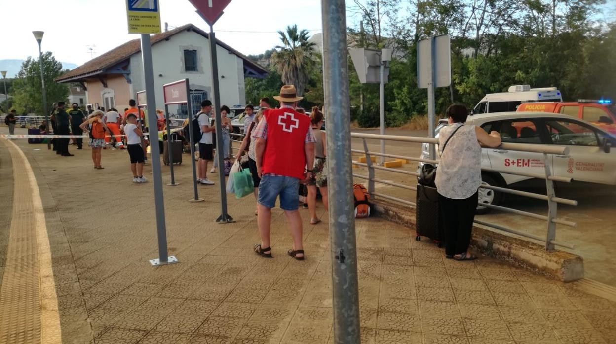 Pasajeros del tren afectado por el incendio reciben atención médica en la estación de Caudiel. 