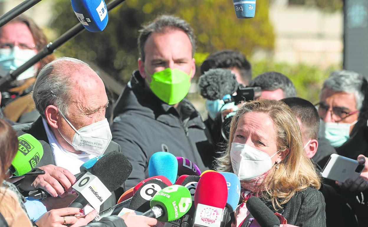 El encuentro de Carlos San Juan y Nadia Calviño en la puerta del ministerio. 