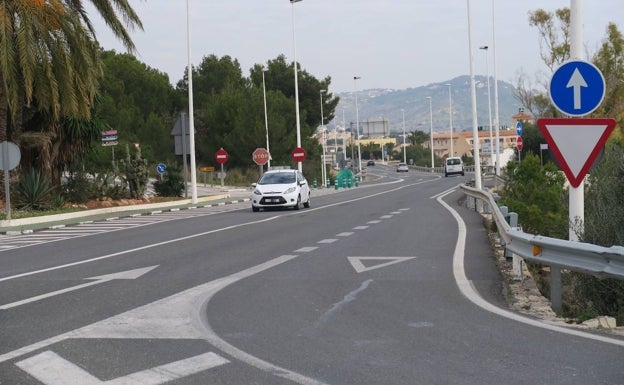 La carretera nacional junto a uno de los accesos a Calp. 