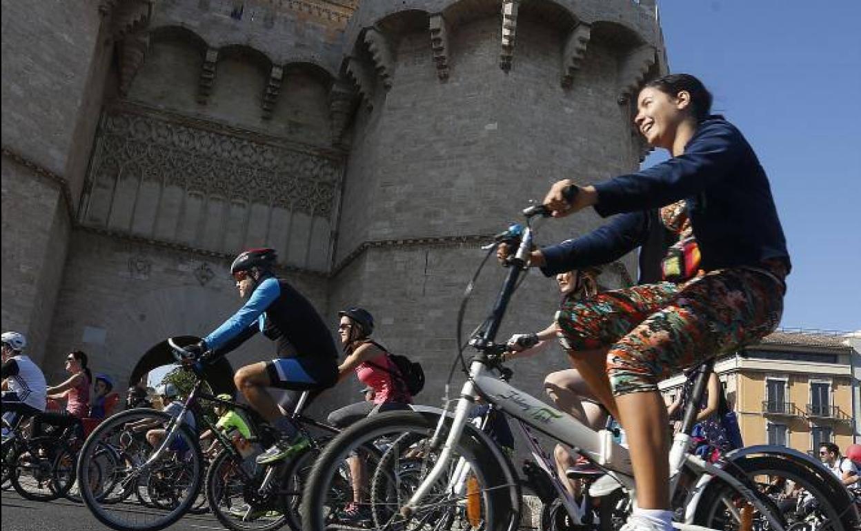 Bicicletas junto a las Torres de Serranos. 