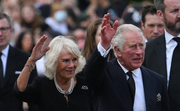 Carlos y Camila recibieron el calor del pueblo a su llegada a Londres. 