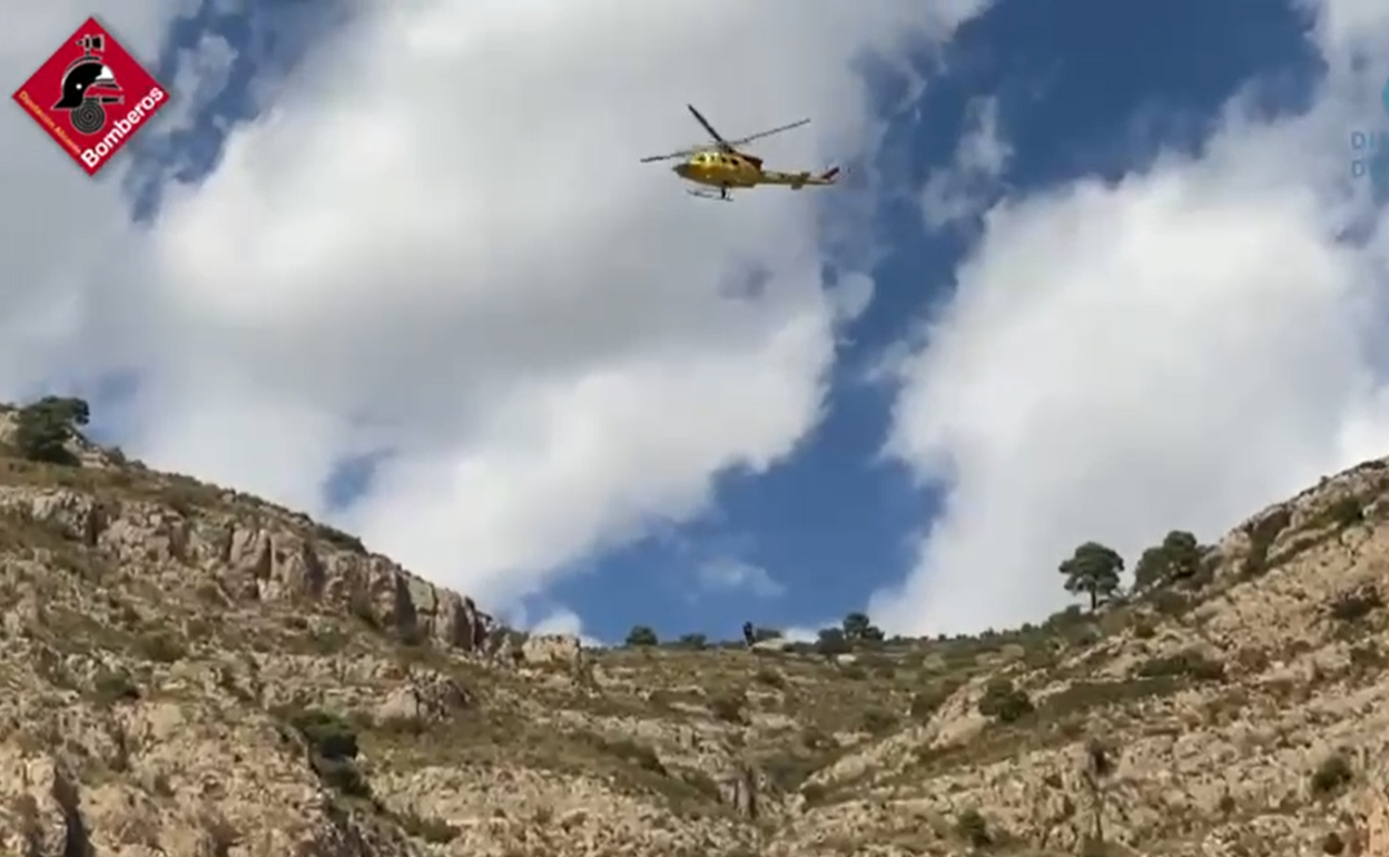 Un helicóptero participó en el rescate. 