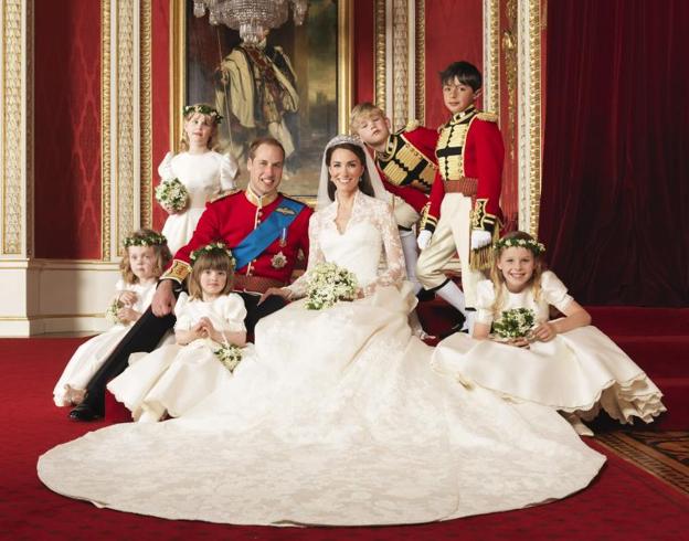 Foto de familia en la sala del trono en el palacio de Bukingham en Londres (Reino Unido) tras el enlace de los duques de Cambridge, el príncipe Guillermo (centro izda) y Catalina (centro dcha) el viernes, 29 de abril de 2011. En sentido de las agujas del reloj desde abajo a la derecha, Margarita Armstrong-Jones (prima segunda del príncipe Guillermo), Eliza Lopes (prima hermana del príncipe Guillermo), Grace van Cutsem (ahijada del príncipe Guillermo), Lady Louise Windsor (prima hermana del príncipe Guillermo), Tom Pettifer (ahijado del príncipe Guillermo) y William Lowther-Pinkerton (hijo de la secretaria privada del príncipe Guillermo de Inglaterra). 