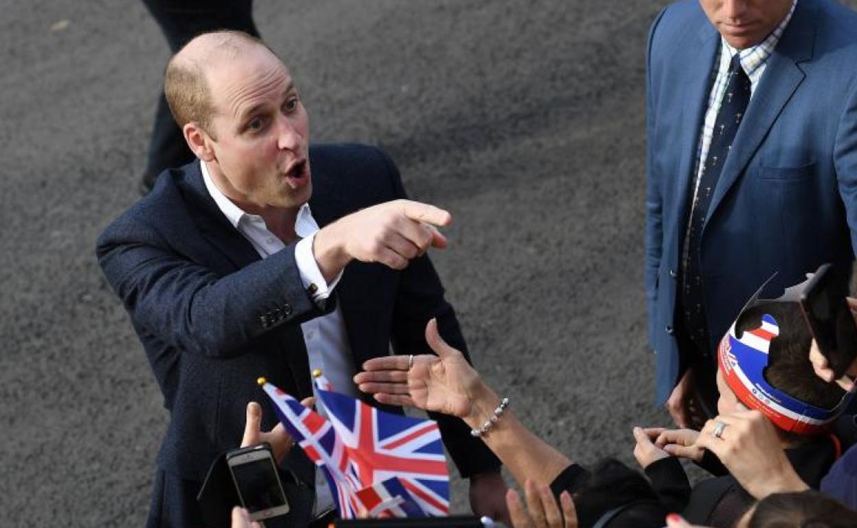 El prí­ncipe Guillermo de Inglaterra saluda a los ciudadanos en Windsor. 