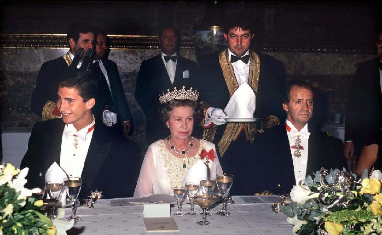 Isabel II visitó oficialmente España en 1988. En la imagen, en la cena de gala. 