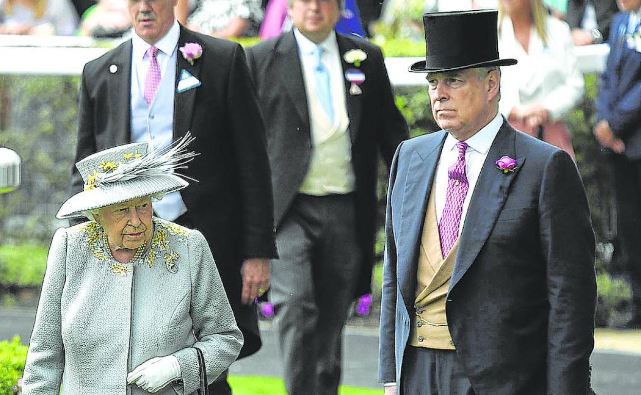 El príncipe Andrés camina junto a su madre en una imagen de archivo realizada en Ascot. 