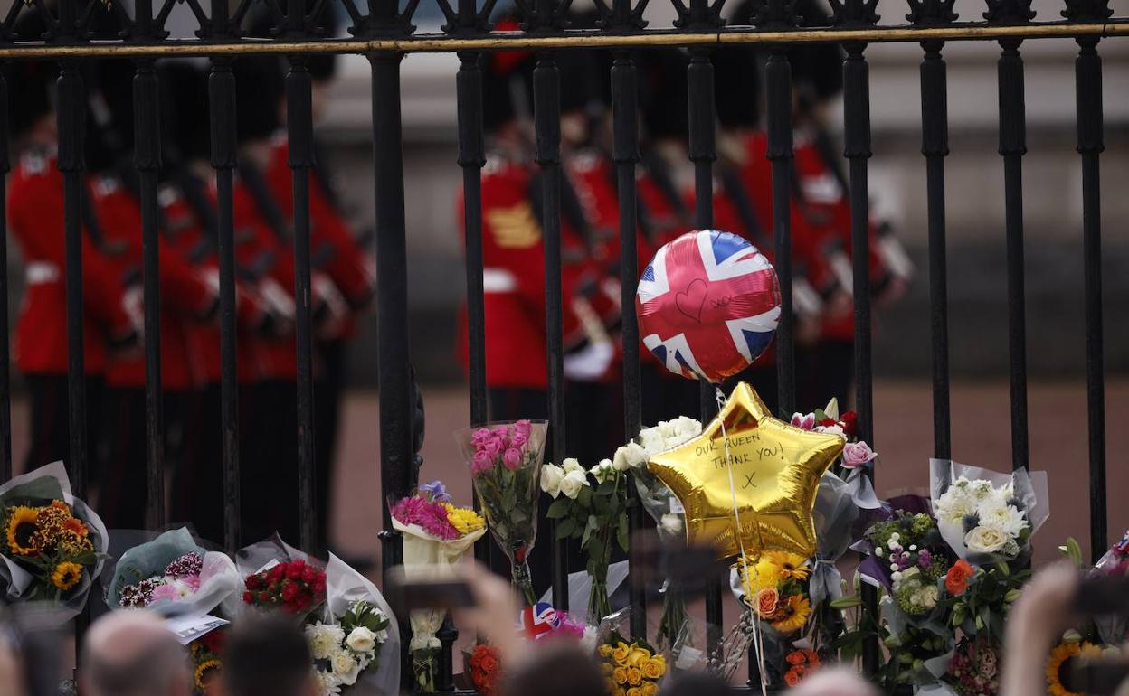 Balones y flores en el exterior de Buckingham. 