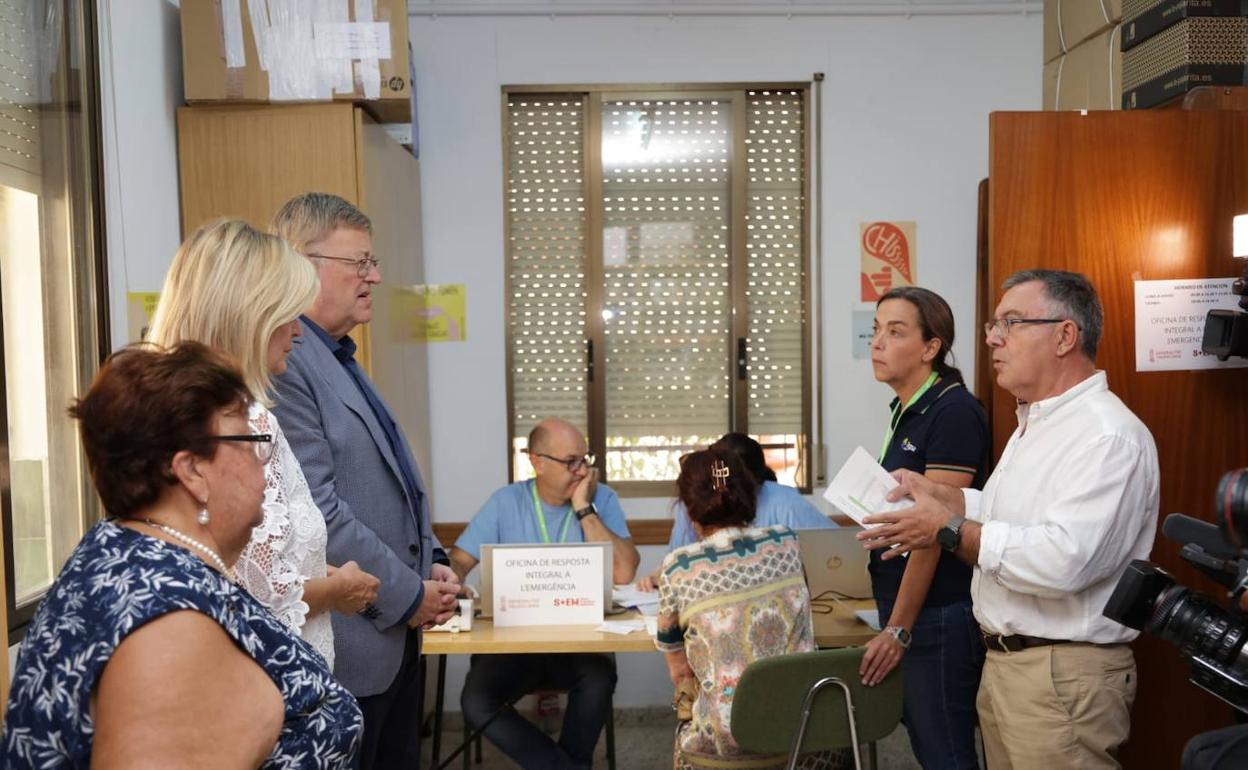 Ximo Puig y Gabriela Bravo visitan la oficina de la Vall d'Ebo junto a la alcaldesa, Leonor Jiménez. 