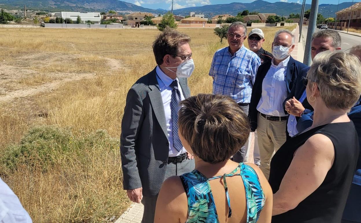 El conseller de Sanitat ha visitado este viernes el solar donde se construirá el nuevo centro. 