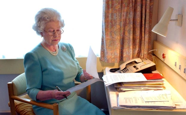 Isabel II, en el interior de uno de los vagones. 