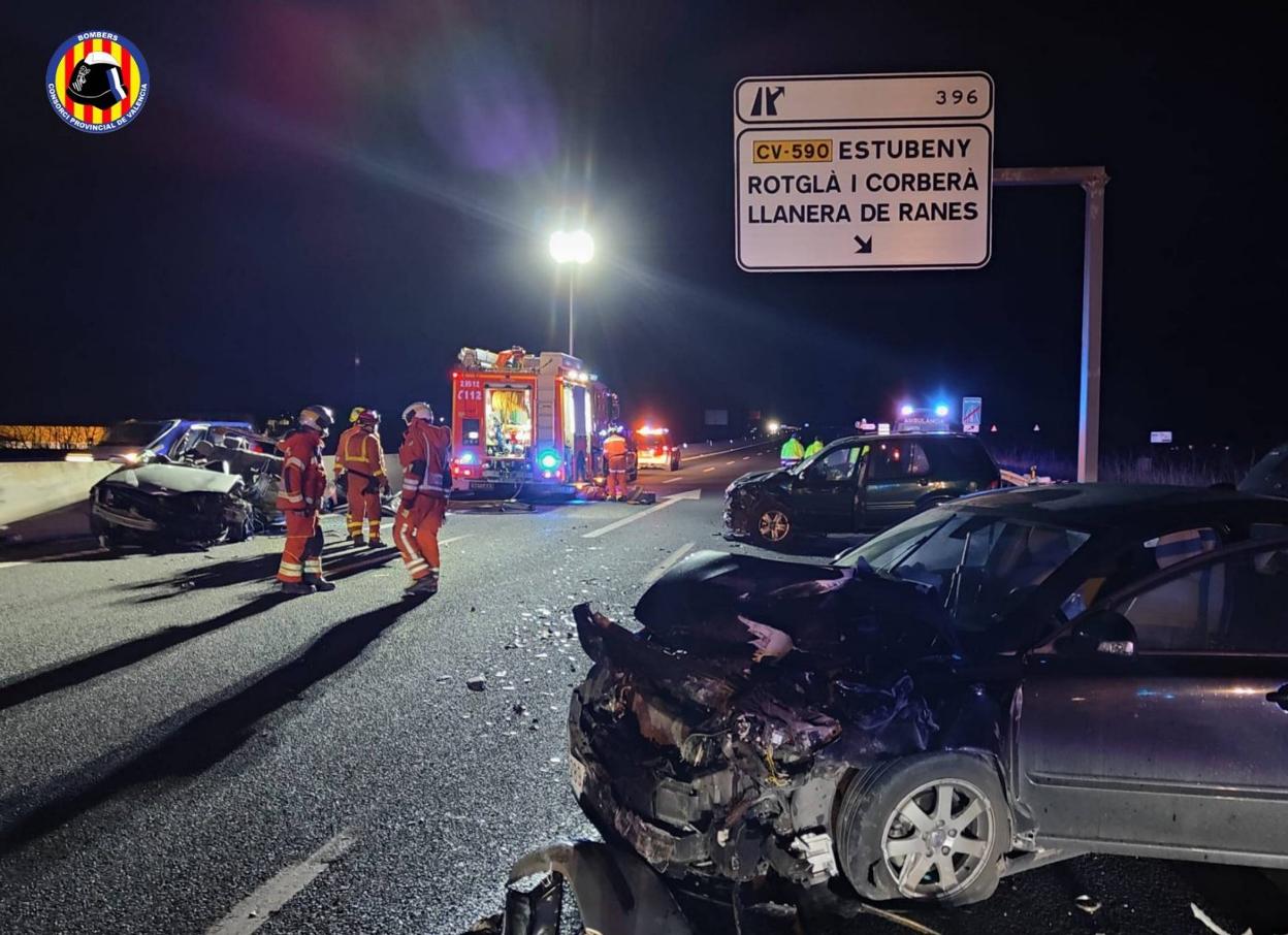 Los bomberos se despliegan junto a un grave accidente de circulación ocurrido en la A-7 con cinco personas fallecidas.