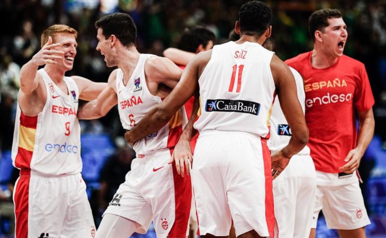 Los jugadores españoles celebran la victoria ante Lituania. 