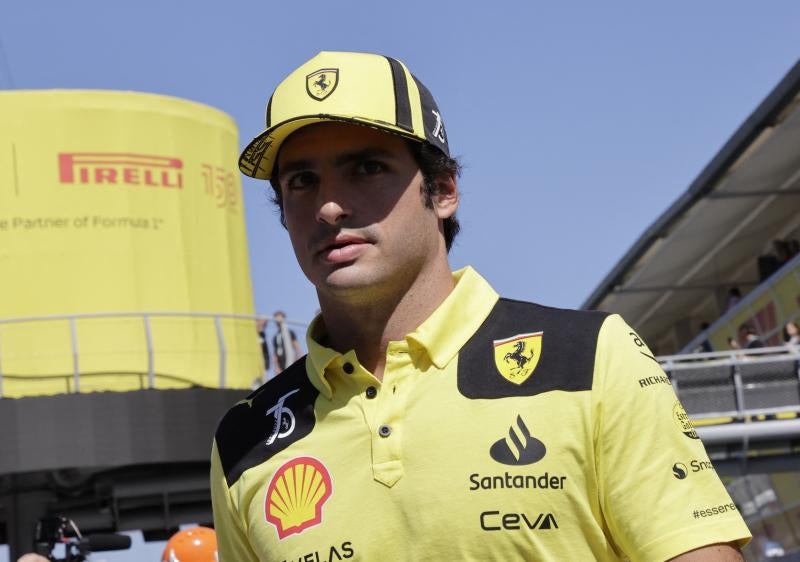 Carlos Sainz da un paseo en las instalaciones de Monza.