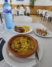 Imagen secundaria 2 - A la izquierda, menú de Puerta de la Mar, con un tartar de salmón, cachopo de ternera gallega y soufflé de limón por 19,80 euros. A la derecha, menú del día de Nueva Mutua, con un arroz meloso con setas, codillo al horno y tarta.