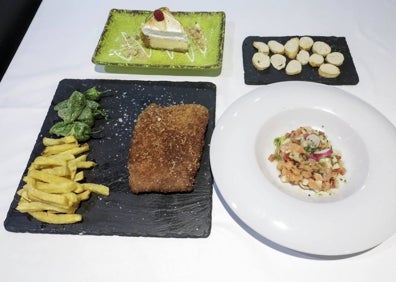 Imagen secundaria 1 - A la izquierda, menú de Puerta de la Mar, con un tartar de salmón, cachopo de ternera gallega y soufflé de limón por 19,80 euros. A la derecha, menú del día de Nueva Mutua, con un arroz meloso con setas, codillo al horno y tarta.