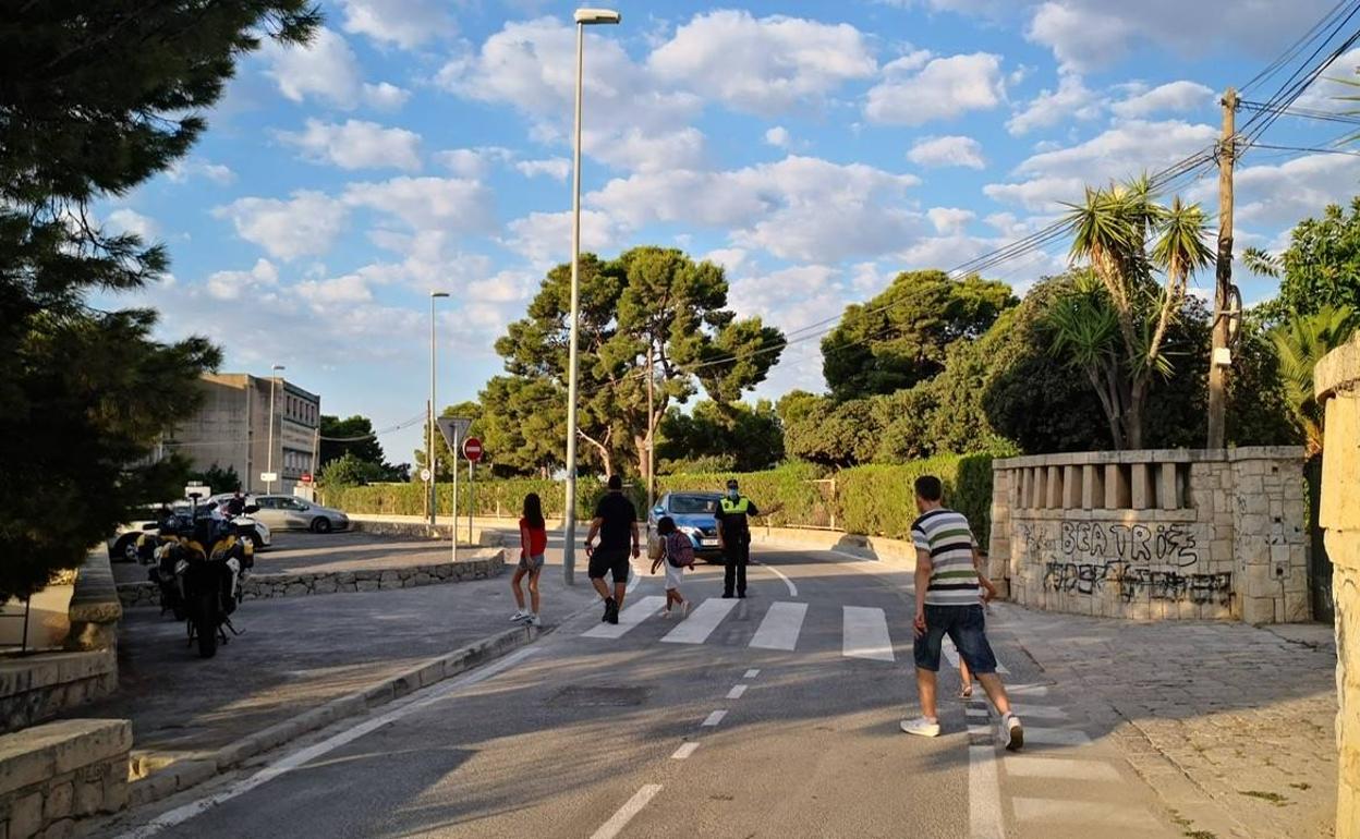 Un policía supervisa los accesos a un colegio de Alicante. 