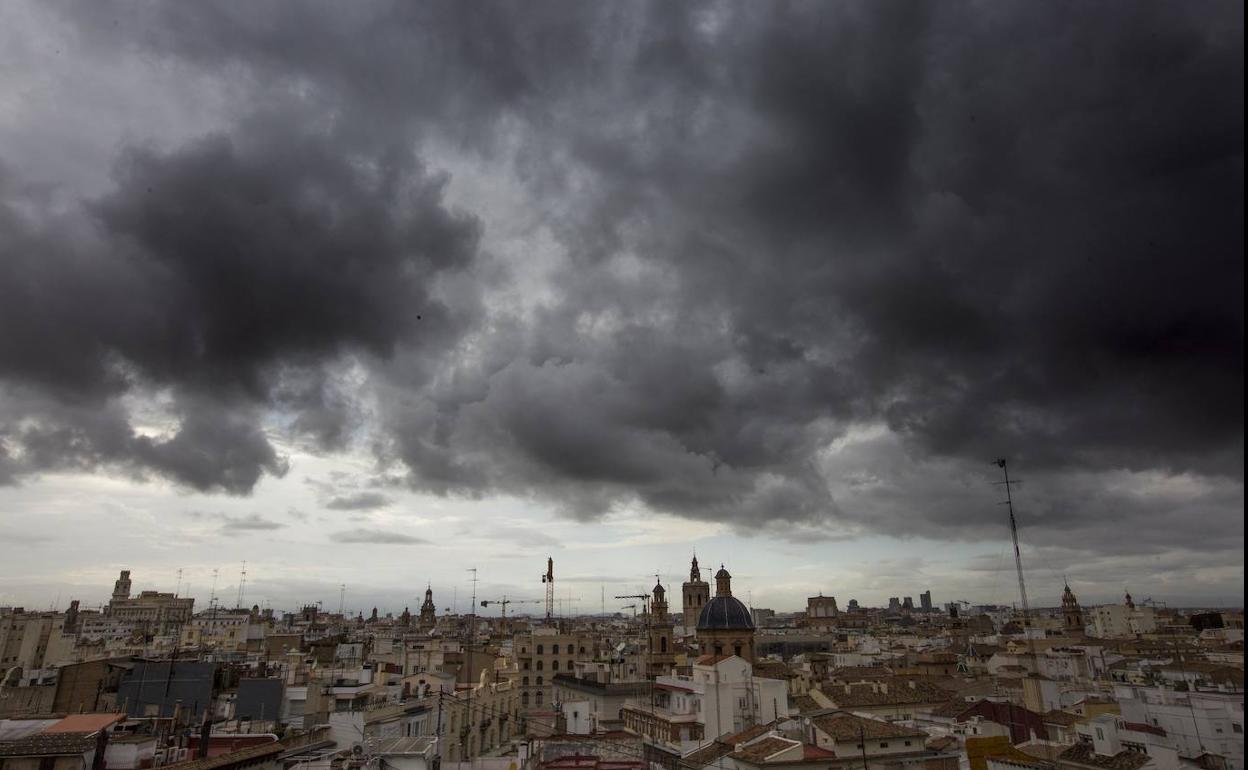 Tormentas y lluvias en Valencia | Emergencias y Aemet activan el aviso amarillo por lluvias y tormentas en Valencia