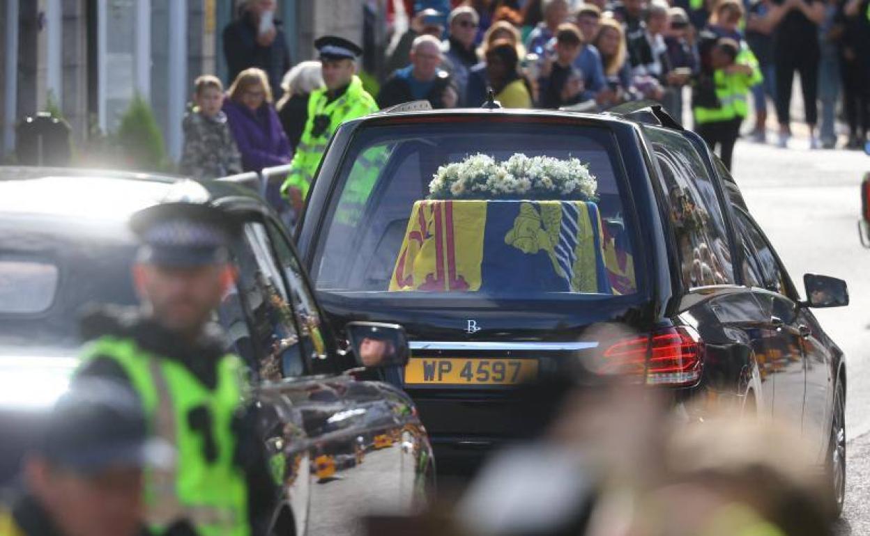 El féretro, cubierto con el estandarte de Escocia, ha llegado a primeras horas de la tarde a Edimburgo