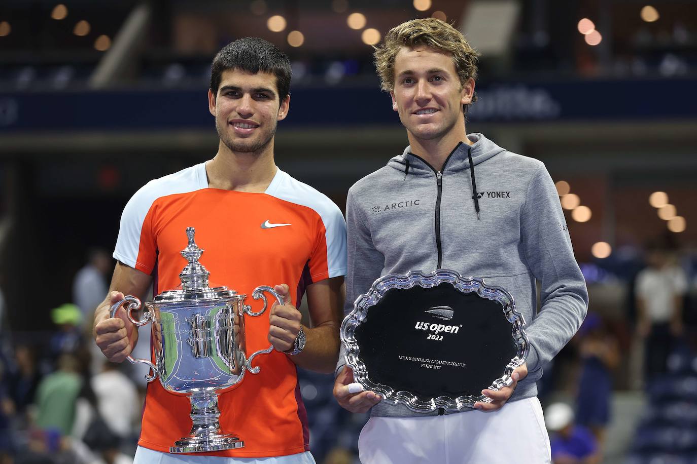 Alcaraz y Ruud posan con sus galardones tras la final