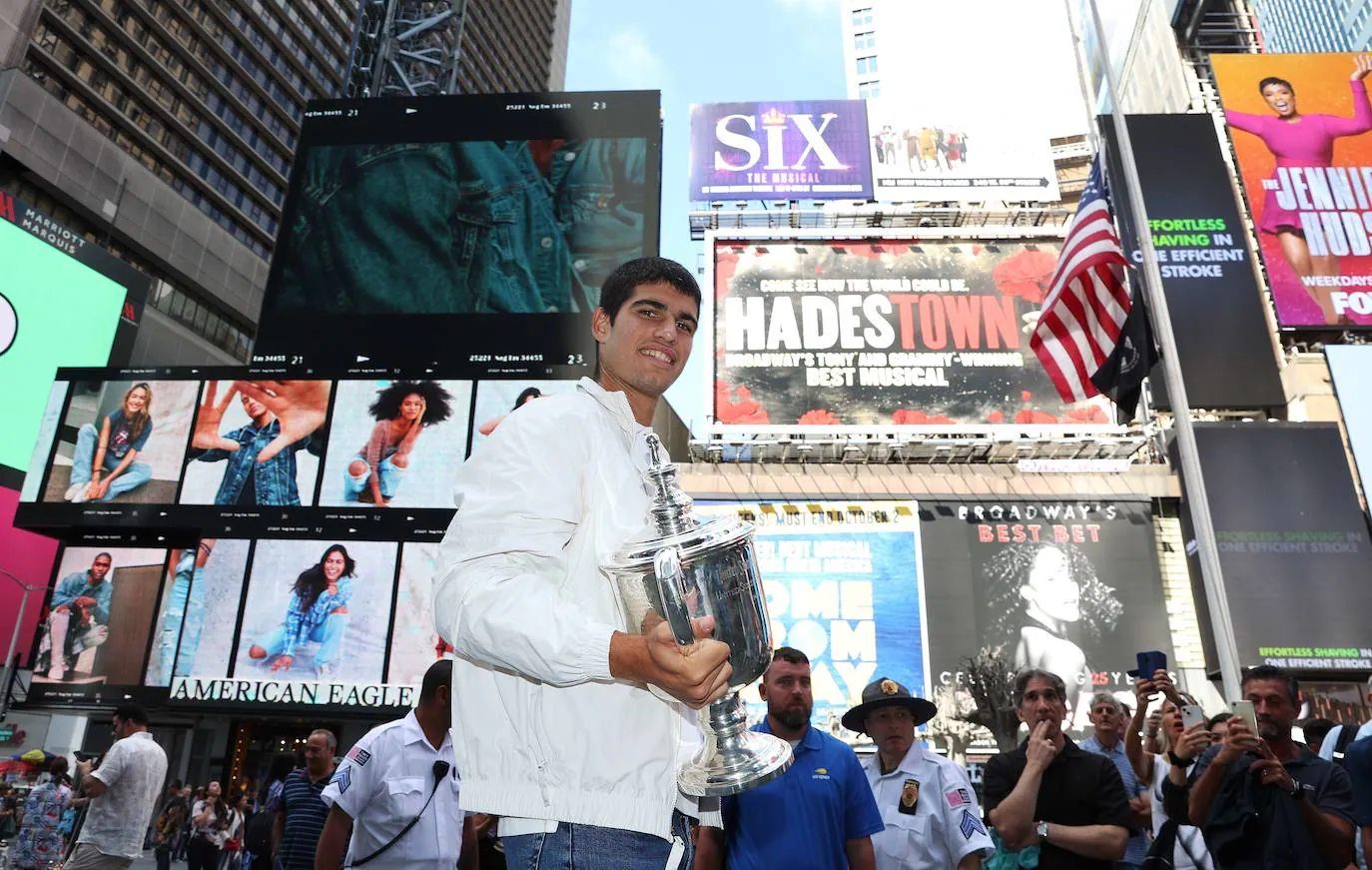 Carlos Alcaraz posa junto al trofeo del US Open en Times Square