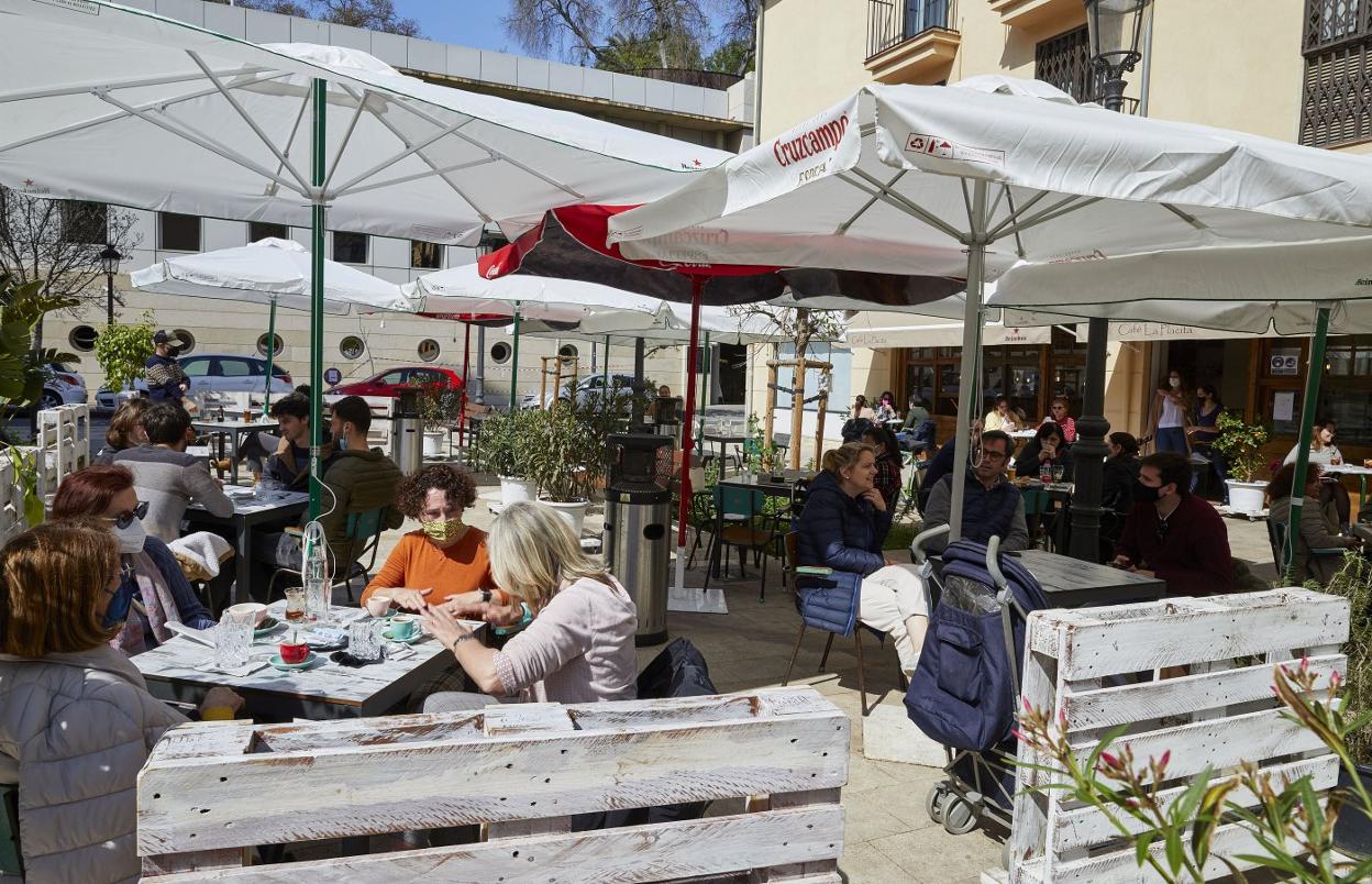 Terraza de un bar en una calle de Valencia. iván arlandis