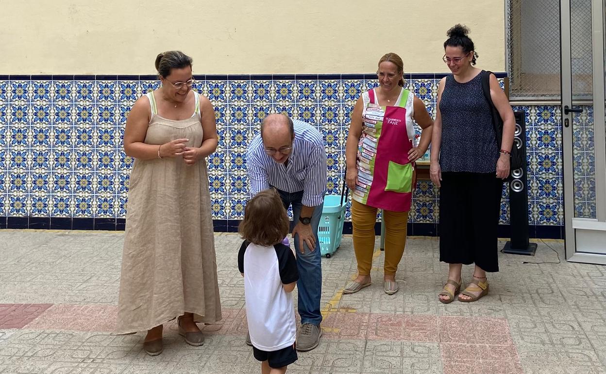 El alcalde y la edil de Educación visitan uno de los centros de la ciudad. 