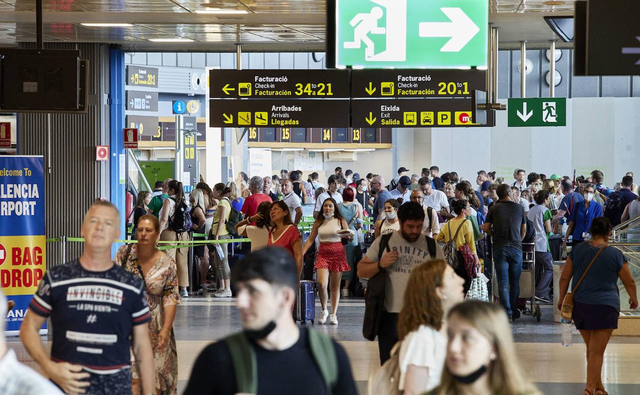 Pasajeros en el aeropuerto de Manises. 