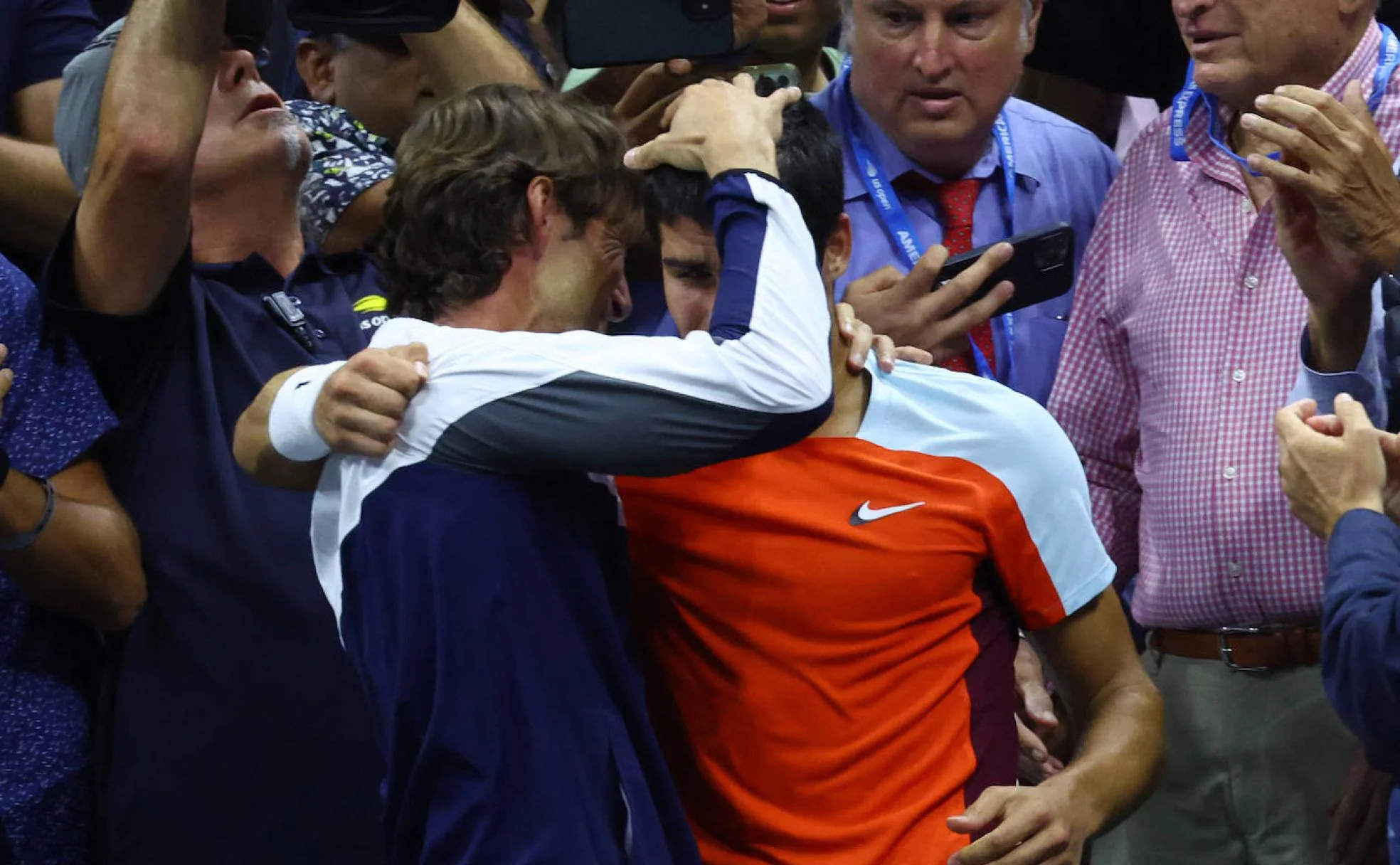 Ferrero y Alcaraz se abrazan tras ganar el murciano el US Open.