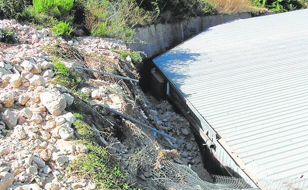 Desperfectos. Parte trasera de la fábrica, arrasada tras los desprendimientos ocurridos en una ladera. 